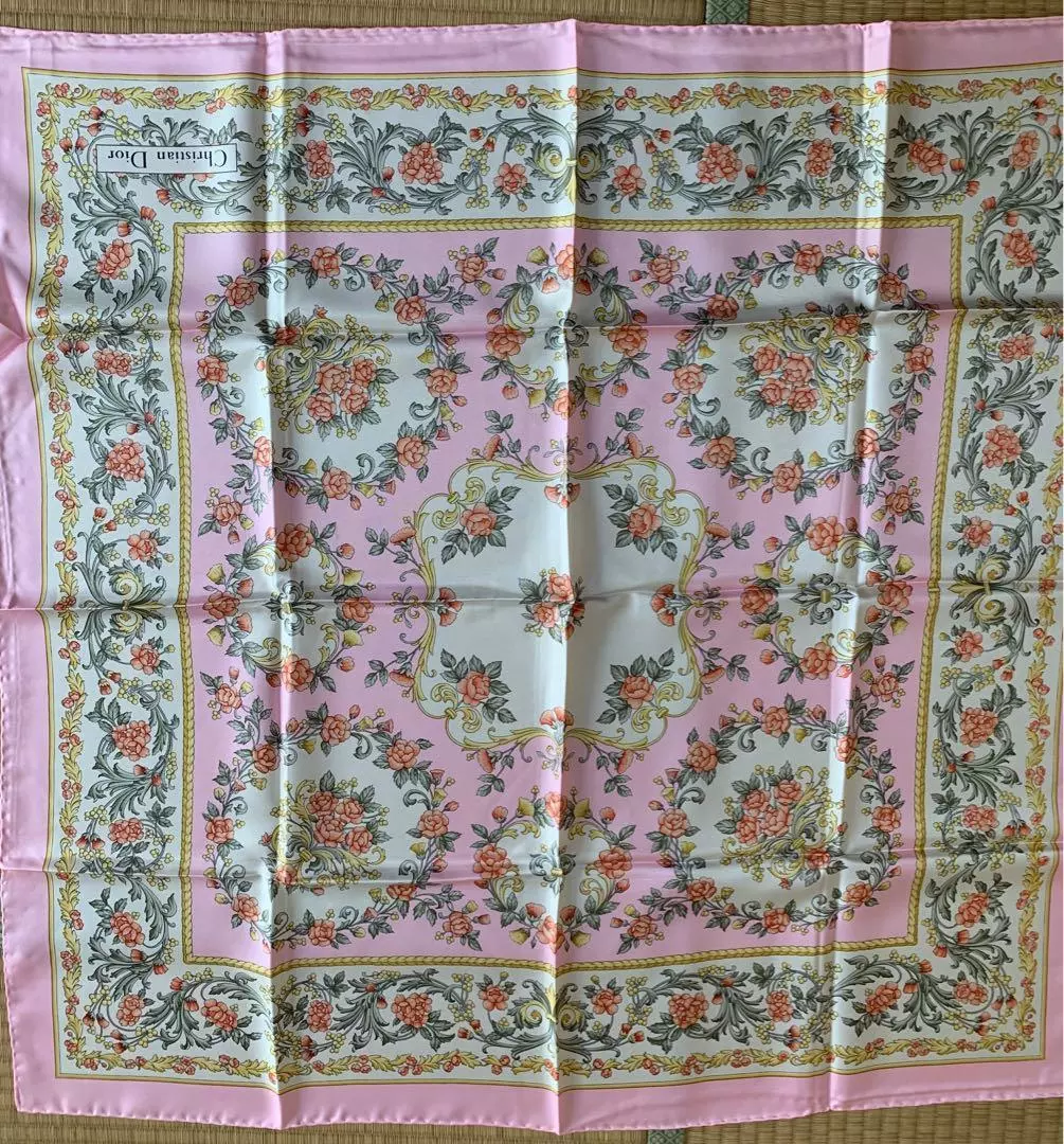 Foulard Christian dior couleur rose taille 84 cm fleur marque femme quasi inutilisée