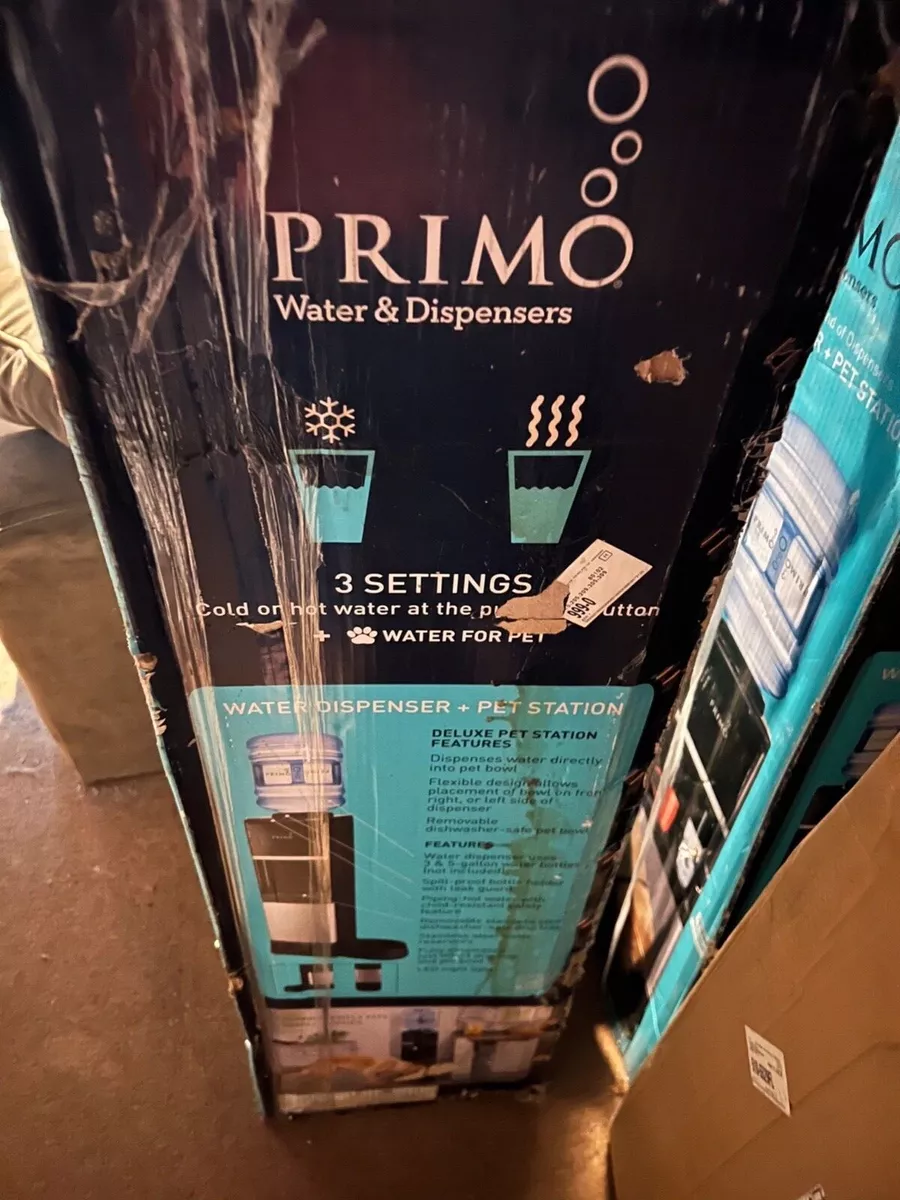 Deluxe top loading water dispenser with pet outlet station