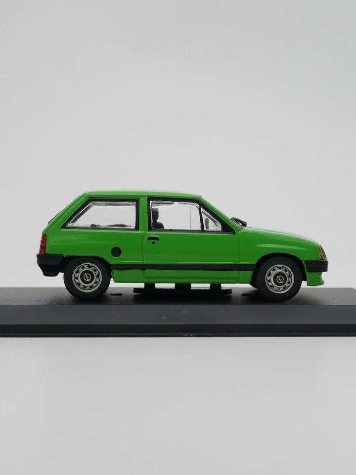 ixo / ist 1:43 Opel Corsa Diecast Car Model Metal Toy Vehicle - Image 3 of 4