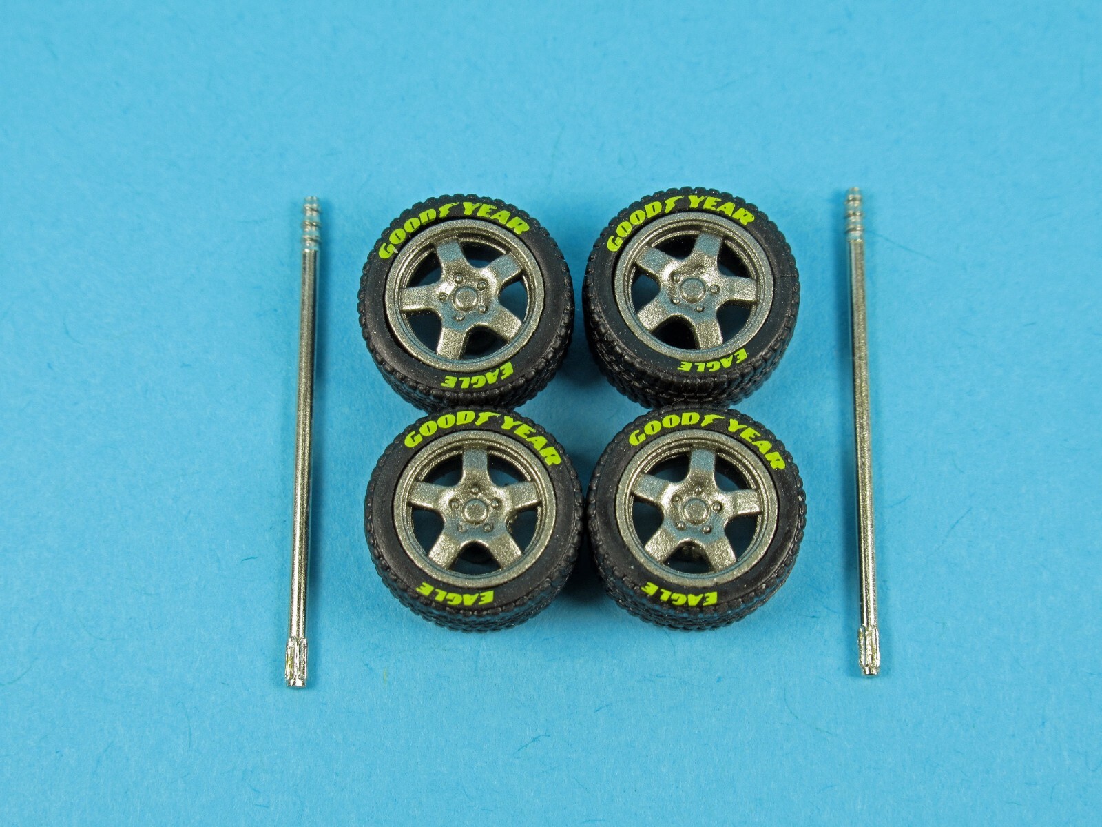 1/64 Wheels 1/64 Wheel and Tire Set Real Riders T5 5-Spoke Gunmetal