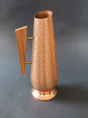 **Vase design en cuivre martelé et poignée en teck vintage - Photo 1/4