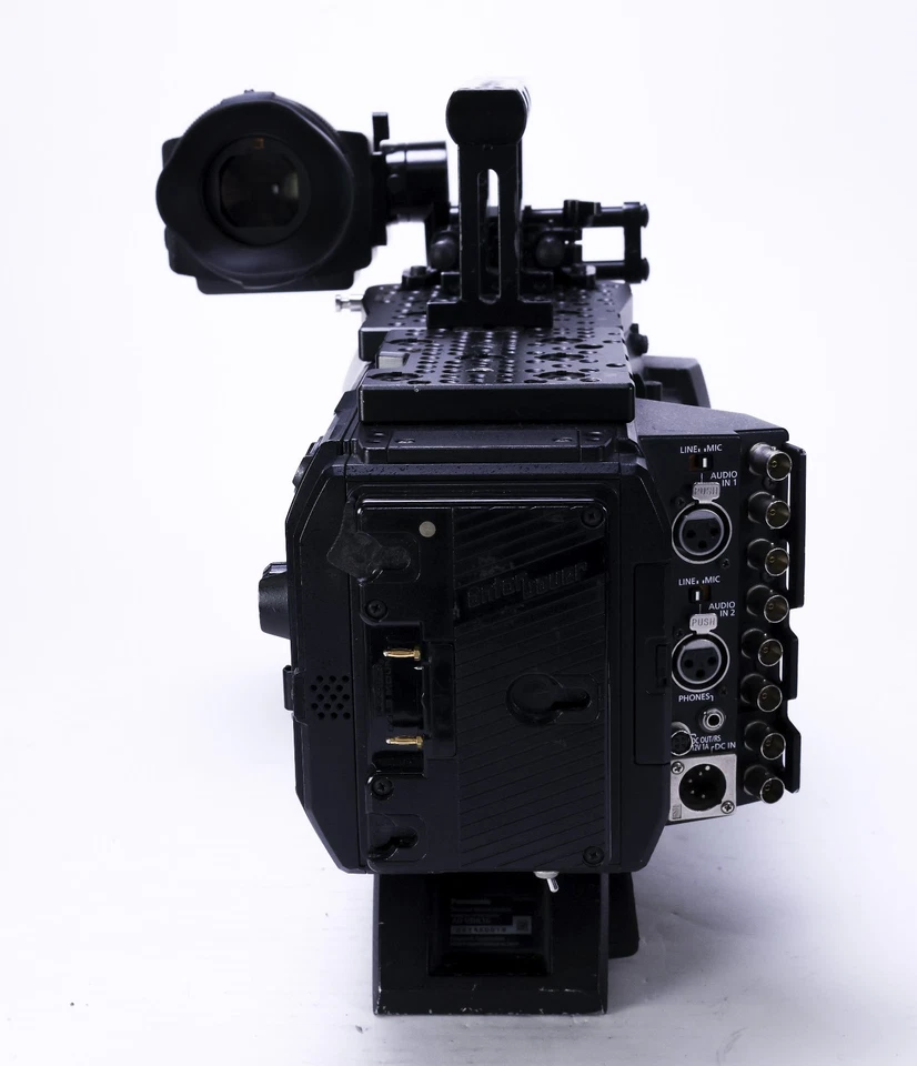 Cámara Panasonic AU-V35C1G Varicam 35 4K PL con estuche, montaje en hombro, EVF Foto 2 de 4