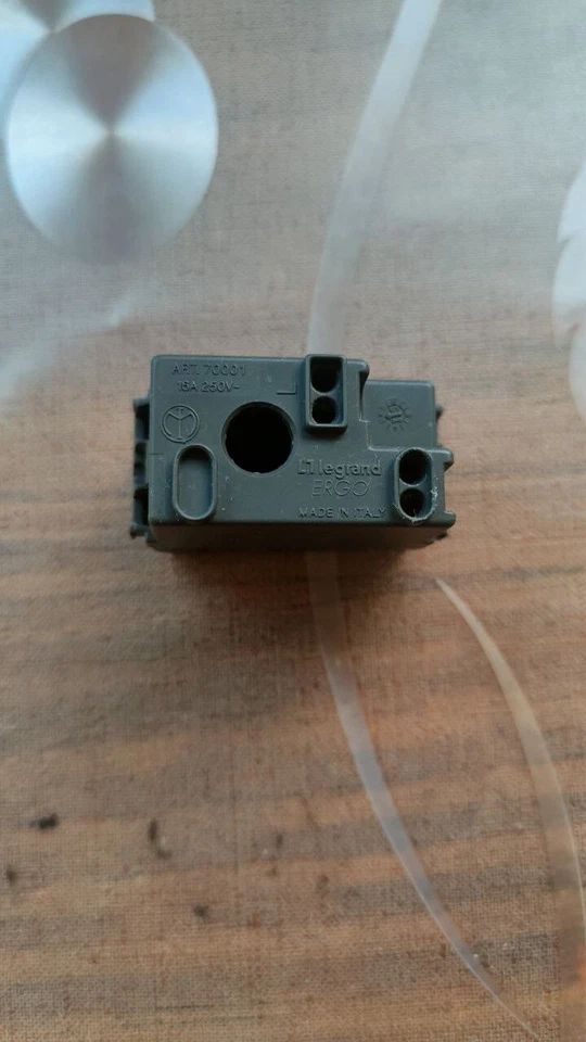 Interruttore luminoso verde 16A Legrand ERGO art. 700 01. ULTIMO! - Immagine 2 di 2