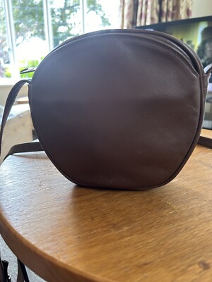 TULA KLEINE BRAUNE LEDER SCHULTERTASCHE RUNDLICHE FORM REISSVERSCHLUSS & TASCHEN INNEN/AUS