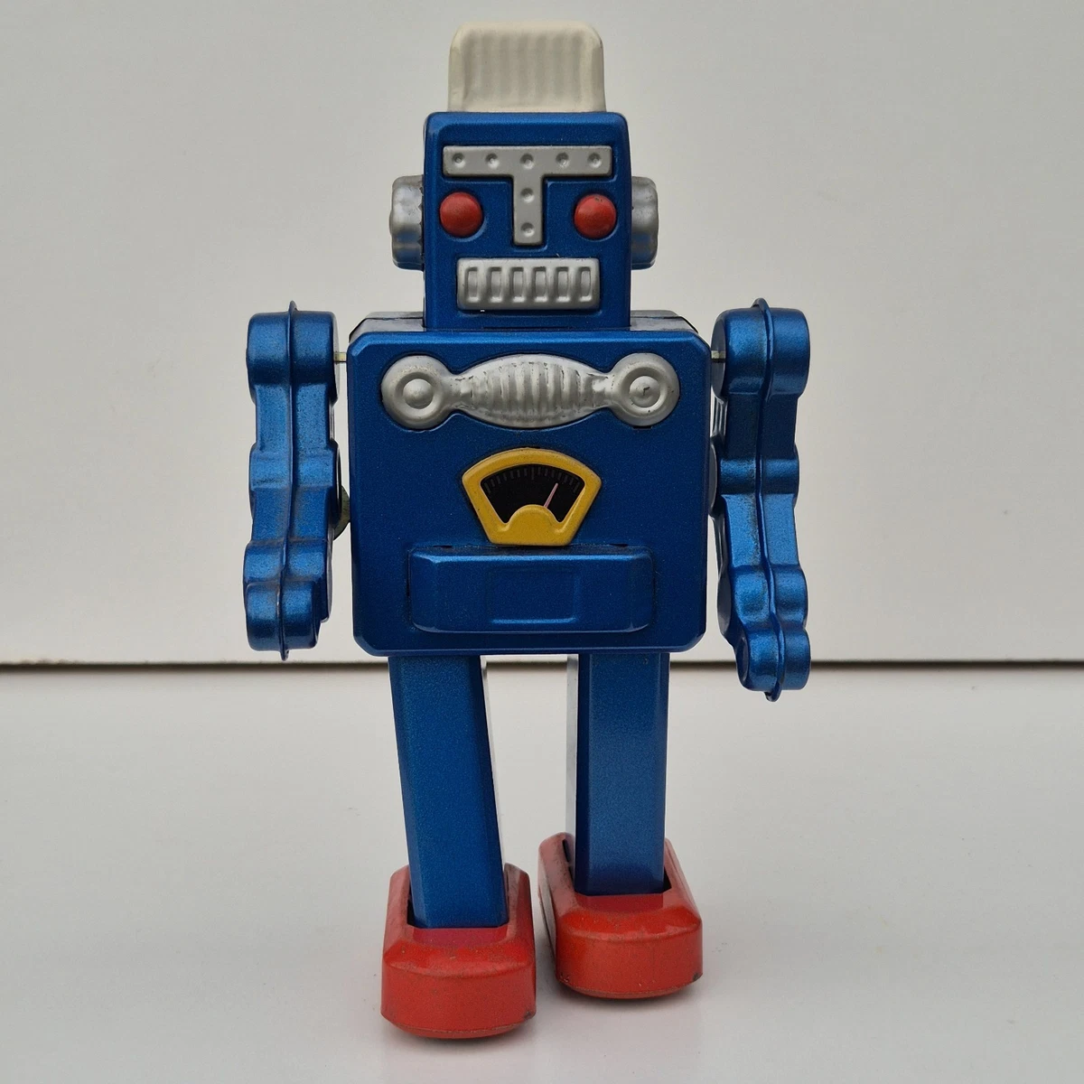 Robot Mecánico Vintage que Reproduce un Icono de la Ciencia-Ficción