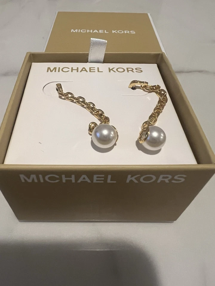"Pendientes Michael Kors tono dorado perla con perla MK oro L gota 2"" nuevos con etiquetas $85" Foto 2 de 4