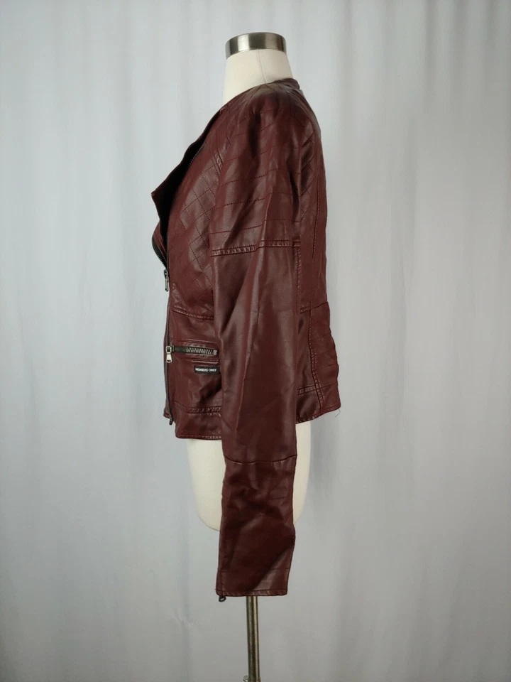 Chaqueta para mujer Members Only grande de cuero vegano rojo con cremallera frontal Foto 4 de 4