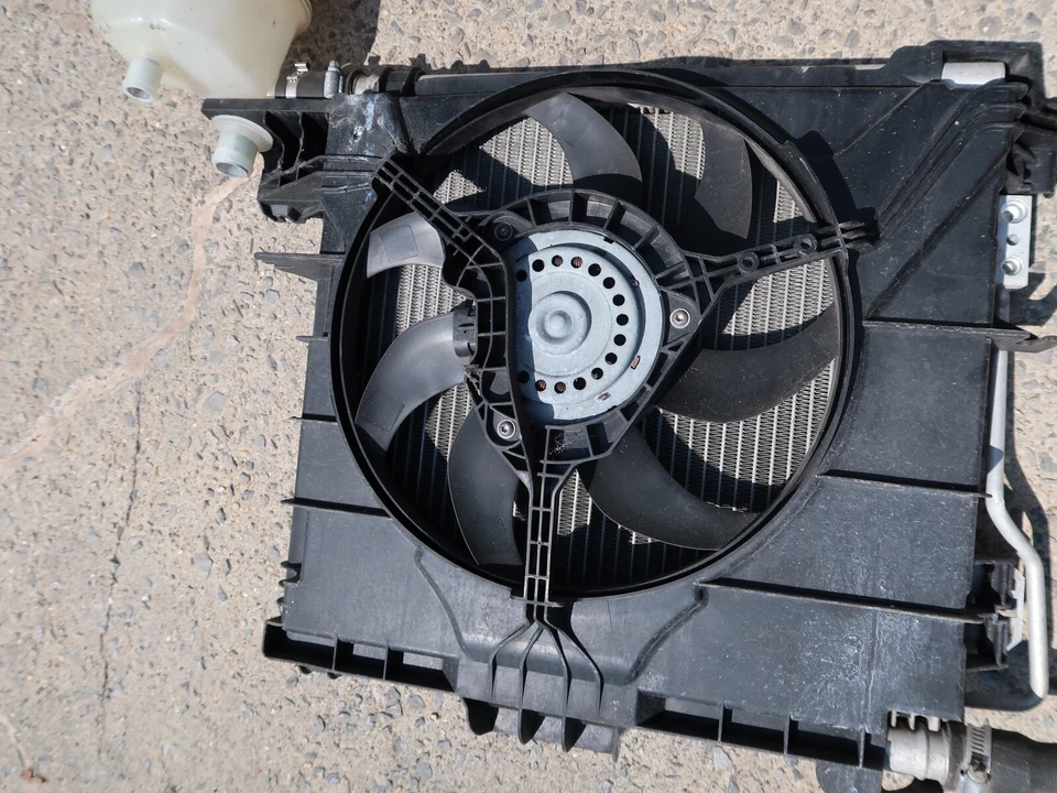 Smart Fortwo 2008-2015 genuino motor refrigeración radiador ventilador unidad OEM A4515010001 Foto 2 de 4