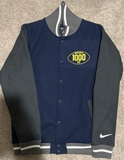 Chaqueta universitaria Nike Michigan Wolverines PE "1000 Wins" para hombre talla: M
