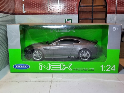 Modelo de coche Aston Martin Vantage V12 plateado James Bond 24017 Welly escala 1:24 - Imagen 11 de 11
