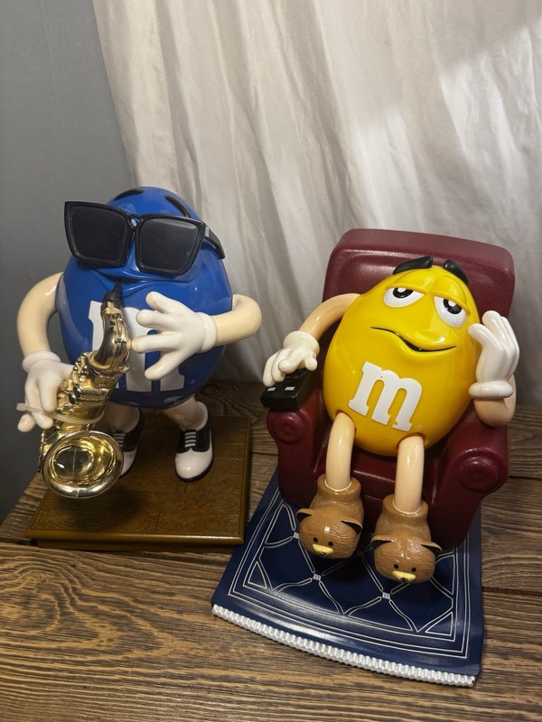 1999 M&M’s Blue Saxophone Player + Yellow Recliner Dispenser Figures Excellent