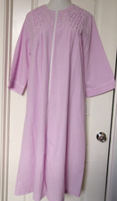 Miss Elaine Mid sleeve robe Size XL Style 862614 front zipper lilac white print