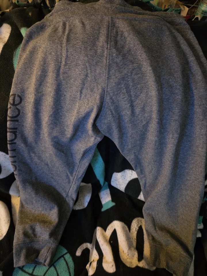 Pantalones deportivos recortados medianos grises Calvin Klein para mujer talla L Foto 3 de 3