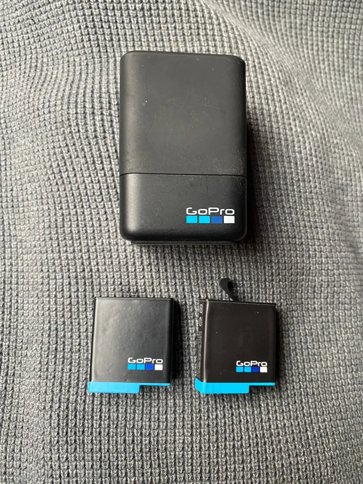GoPro Dual Battery Charger + 2 Batteries (AADBD-001-ES) - Photo 1/1