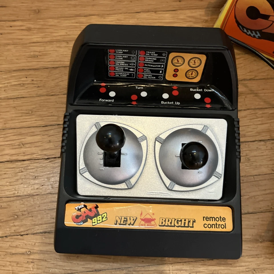 New Bright The Cat 992 Power Loader and D9L Power Dozer No 290 and 291, Remotes - Image 3 of 4