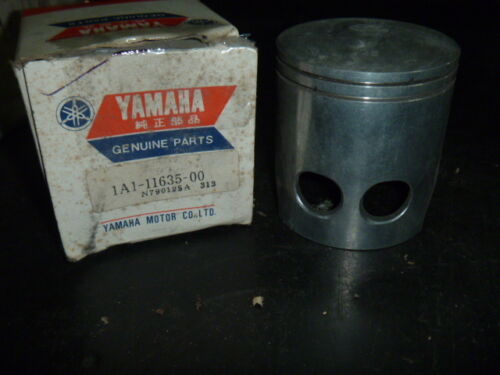 YAMAHA 1976-1978 RD400 1ST O/S 0.25MM PISTON - Picture 1 of 4