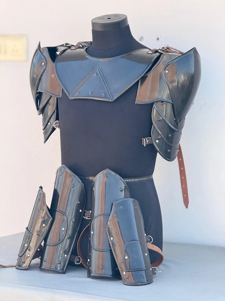 Par de caballeros medievales negros no muertos con armadura de garganta armadura Larp juegos con disfraces y R Foto 2 de 4