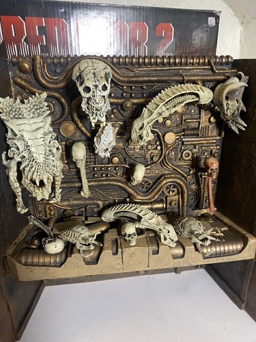 Genuine Neca Predators Trophy Wall Diorama Box Rare DKL - Picture 3 of 24
