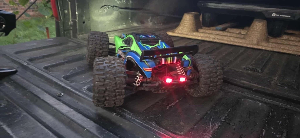 Camión de estadio Traxxas Rustler 4x4 VXL escala 1:10 - TRX67076-4GRN Foto 2 de 4