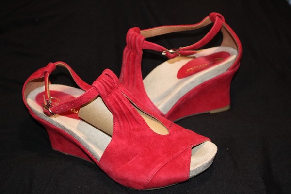 EARTHIES LADIES RED SUEDE LEATHER WEDGE HEEL SHOES. SZ : 7B. FREE POST.