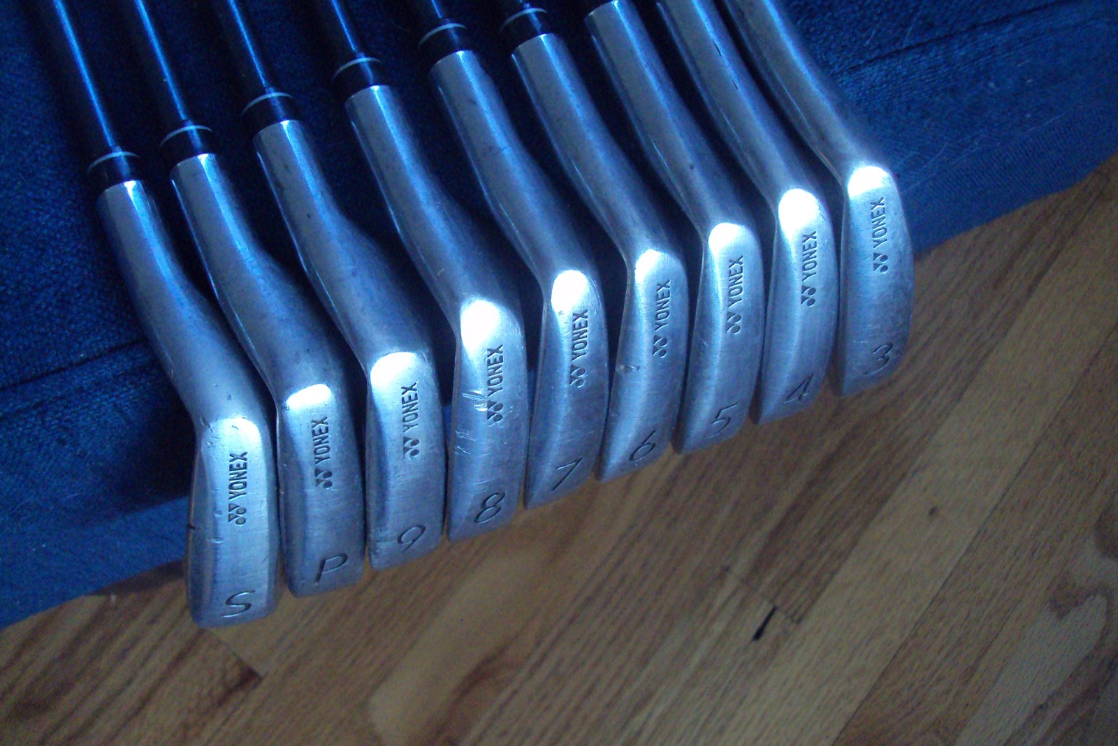 Yonex v-Mass 260 irons 3-PW,SW regular graphite std length