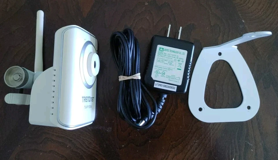 Trendnet TV-IP110W SecurView Cámara IP de red inalámbrica con cable y adaptador de CA de montaje Foto 3 de 3