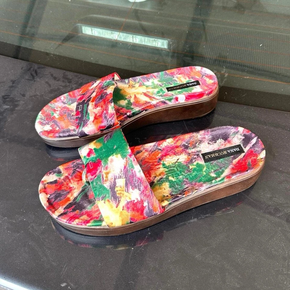 Sandalias de tanga Dana Buchman Payder con plataforma floral para mujer talla 9 Foto 2 de 4