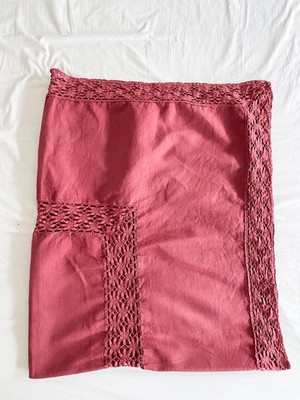 Weinrote / Dunkelrote / Bordeauxrote Tischdecke mit Details aus Spitze von Zara