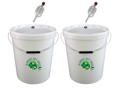 Almost Off Grid 2x 25 Liter Eimer mit gebohrten Deckeln und Schleusen
