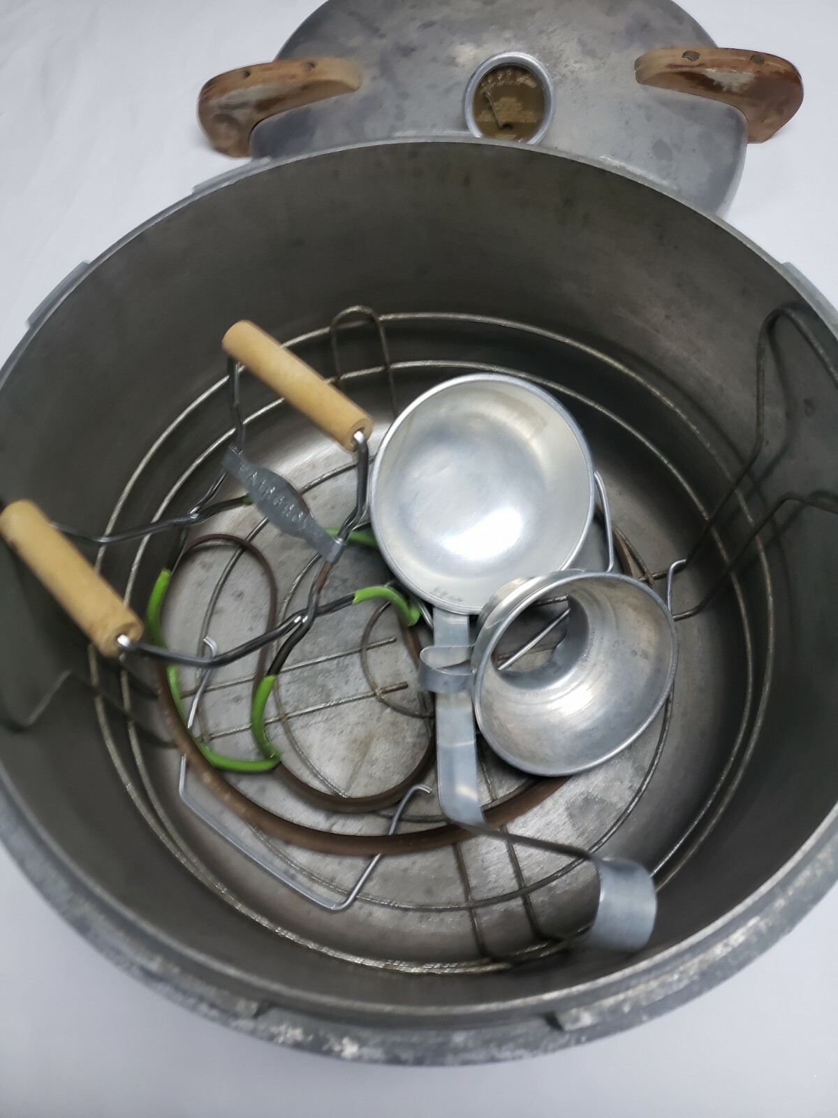Vintage National Pressure Co. Pressure Cooker No.7 Wood Handles needs