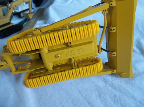 Conrad 2852 CATERPILLAR D11N Track Type Dozer w/Ripper 1:50 Boxed - Picture 7 of 7