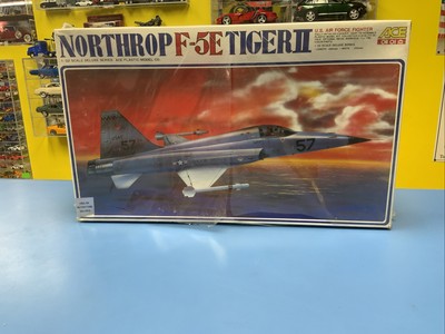 ACE 0II Northrop F-5E Tiger II 1:32 Deluxe Plastic Kit New Torn
