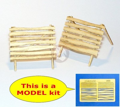 Plus Model 1/35 Makeshift Wooden Snow Cover Protection Screen (2 screens) 393