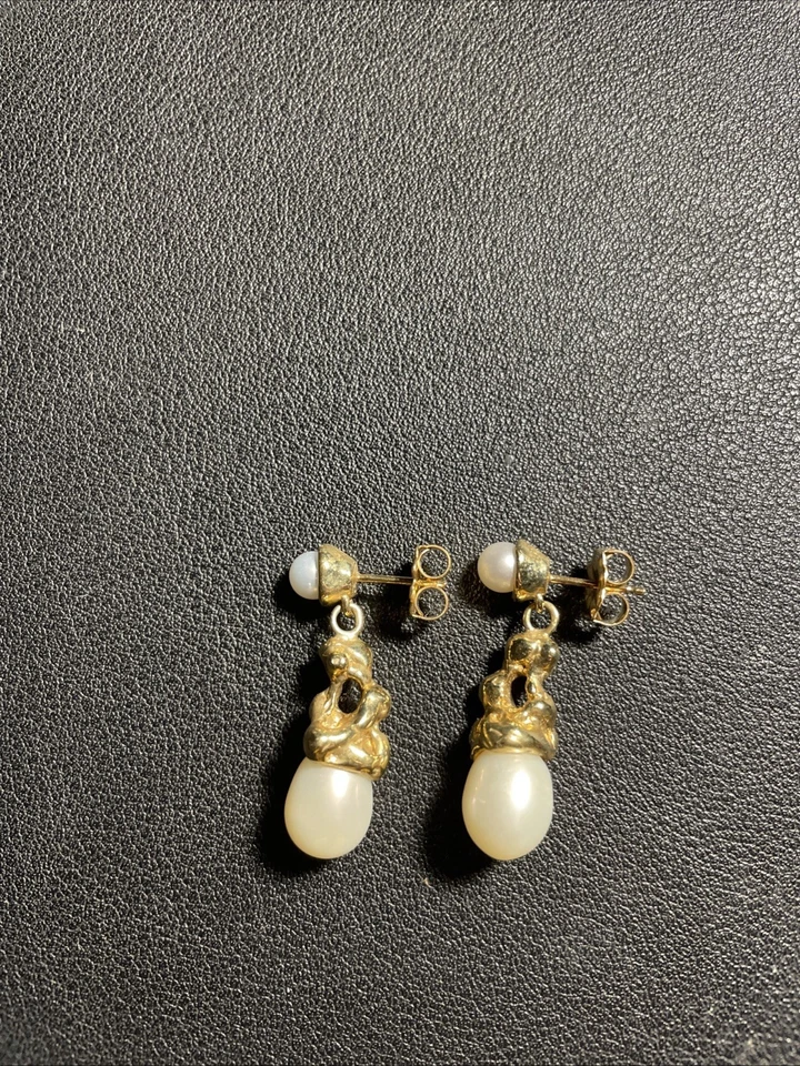 Pendientes colgantes enchapados en oro de 14k con perlas cultivadas de agua dulce de FARIS Foto 2 de 2