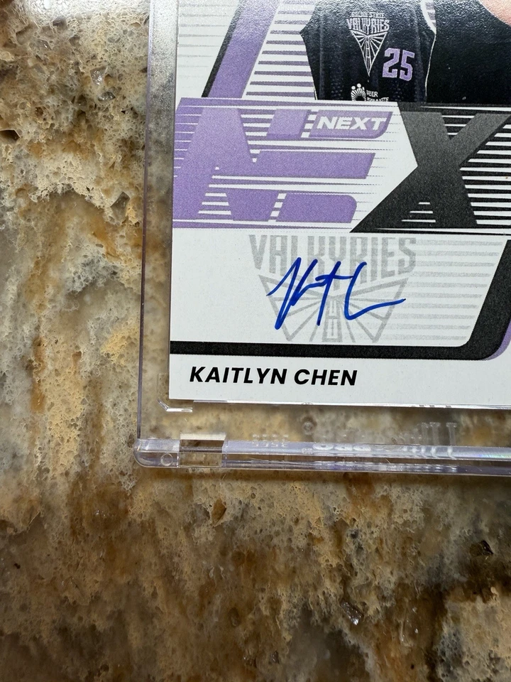Panini WNBA 2025 Donruss Kaitlyn Chen Next Day Rookie RC automático Foto 3 de 4