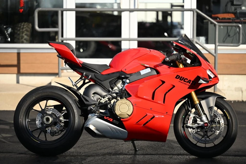 2023 Ducati Panigale V4 S Ducati красный  - Изображение 2 из 4