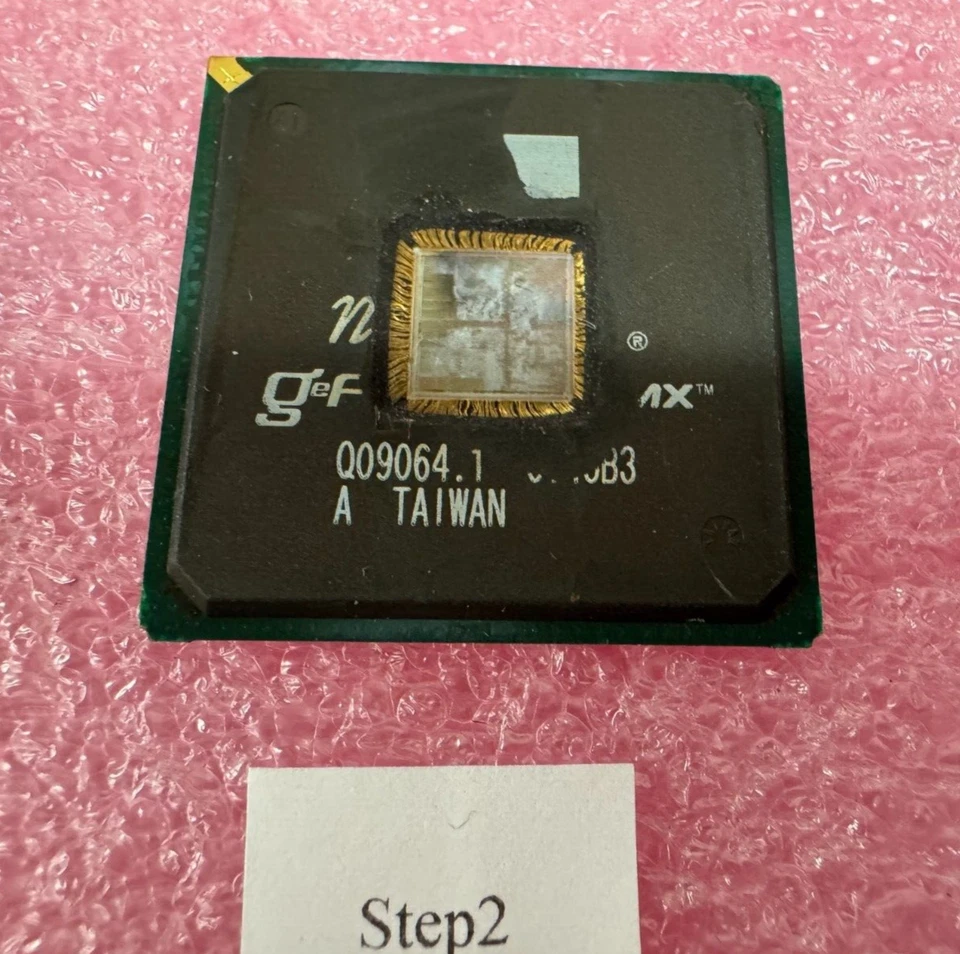 Explora un cable dorado chip Nvidia GeForce2MX vintage dentro de gran colección (1 pieza) Foto 2 de 4