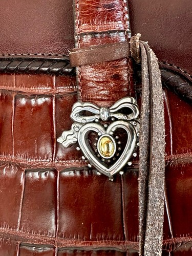 Bolso de Mano Cartera Corazón Brighton Cuero Marrón Cocodrilo Repujado - Imagen 6 de 13