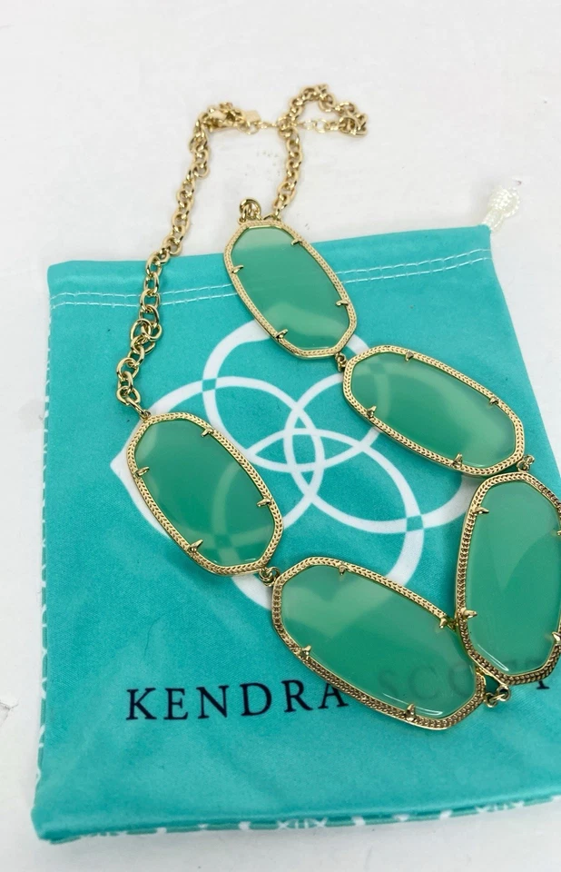 Collar Kendra Scott Valencia tono calcedonia/oro  Foto 4 de 4