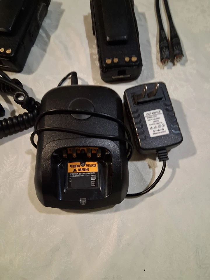 Lote de 2 radios de mano bidireccionales Motorola UHF Xpr7350E con 3 piezas de micrófonos de mano Foto 2 de 4