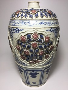 CHINESE ANTIQUE BLUE WHITE & UNDERGLAZE RED PORCELAIN VASE