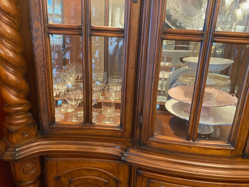 AICO by Michael Amini China Cabinet - Image 3 of 4