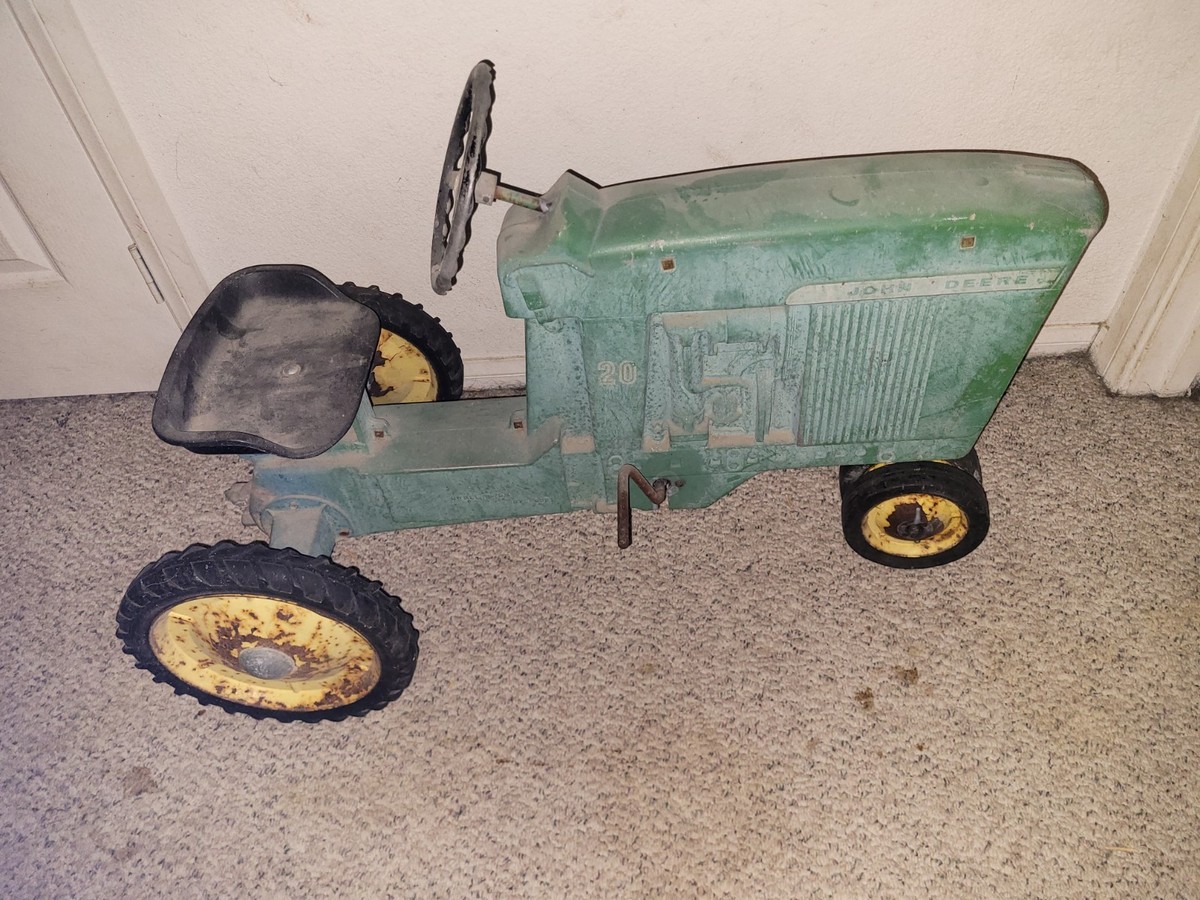 Antique Vintage John Deer Kids Tractor With Pedals And Hitch
