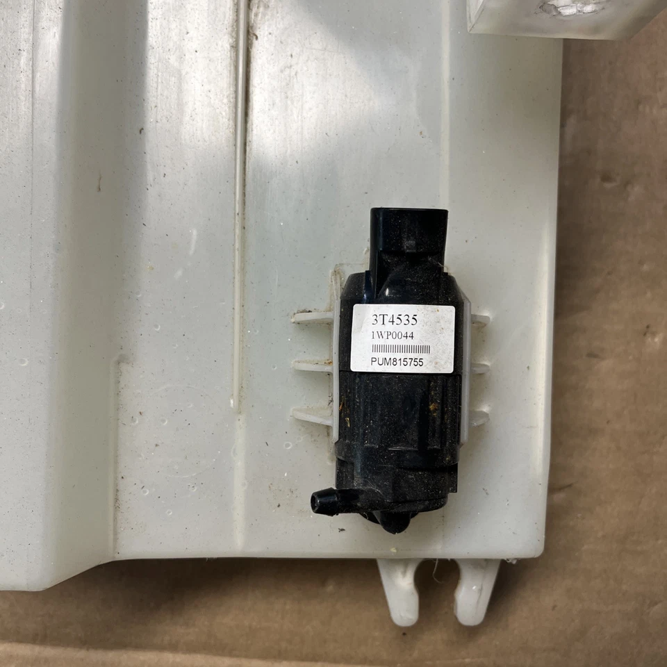 Nissan NV 2500 2012-2019 depósito de lavado OEM. Foto 2 de 4