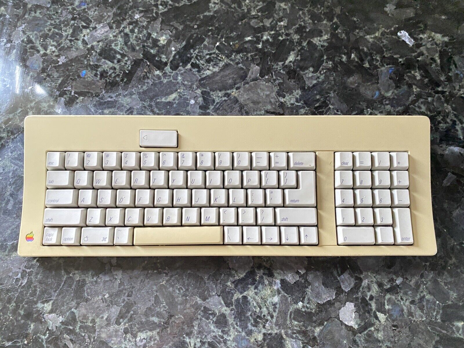 Apple Keyboard M0116 – ADB Mac or Apple IIgs – Good Shape *FAST SHIPPING*