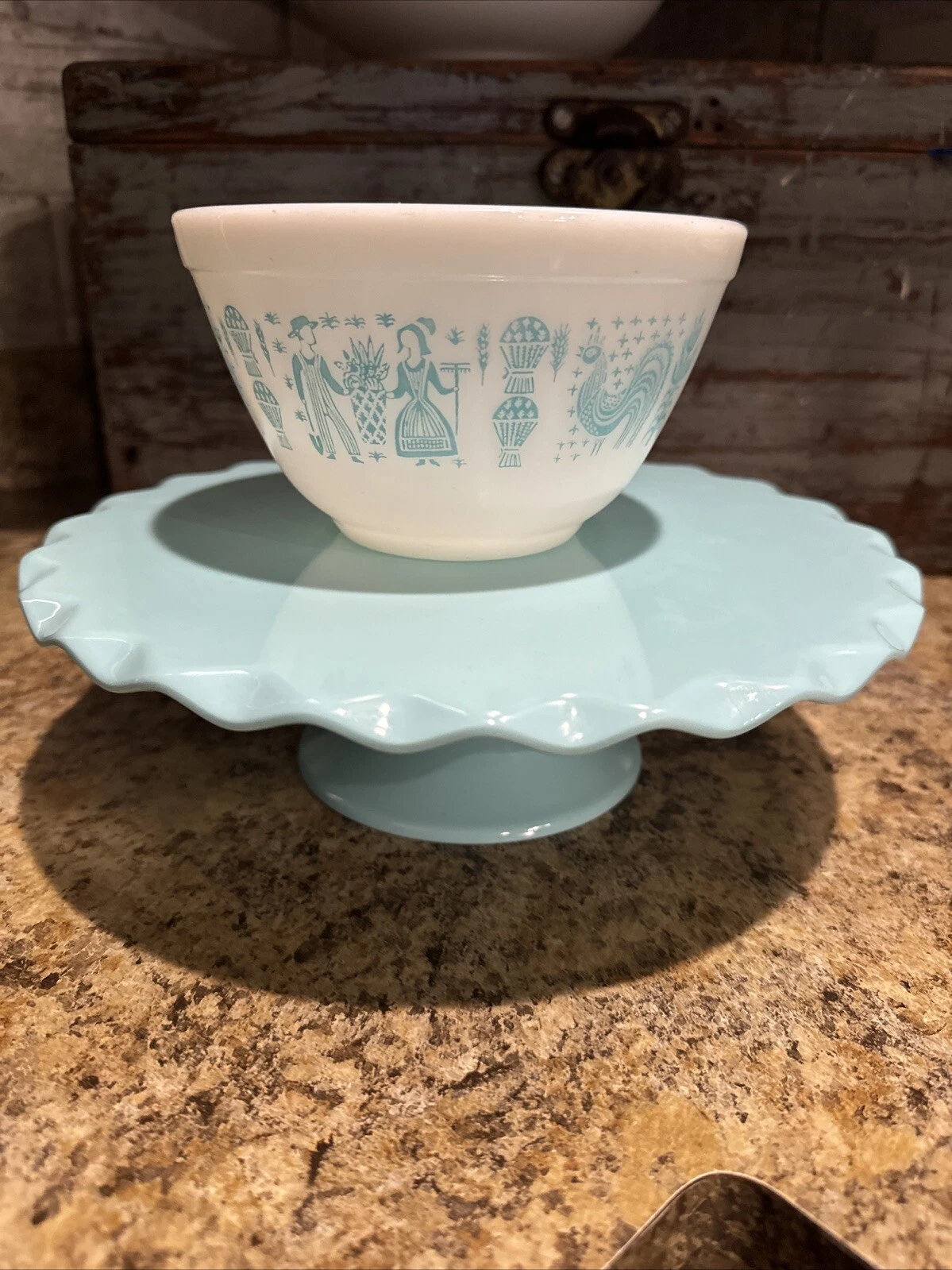 Vintage Pyrex Amish Butterprint Mixing Bowl 1 1 2 Qt. Turquoise and White