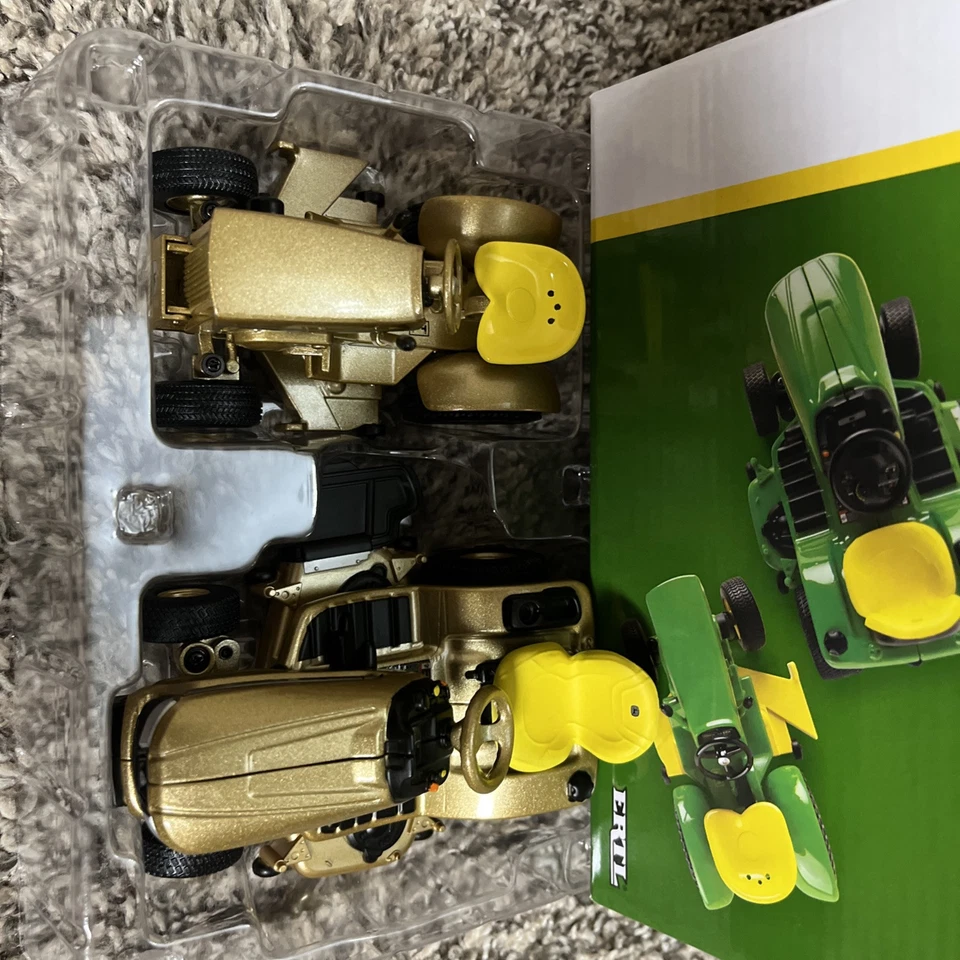 Juego de cortacésped John Deere 60 aniversario 110 y X394 1:64 ¡unidad de persecución dorada! ¡Raro! Foto 4 de 4