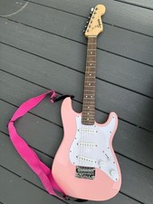 Chitarra elettrica Fender Squier ROSA Kids Mini Strat - con tracolla + amplificatore + borsa + supporto