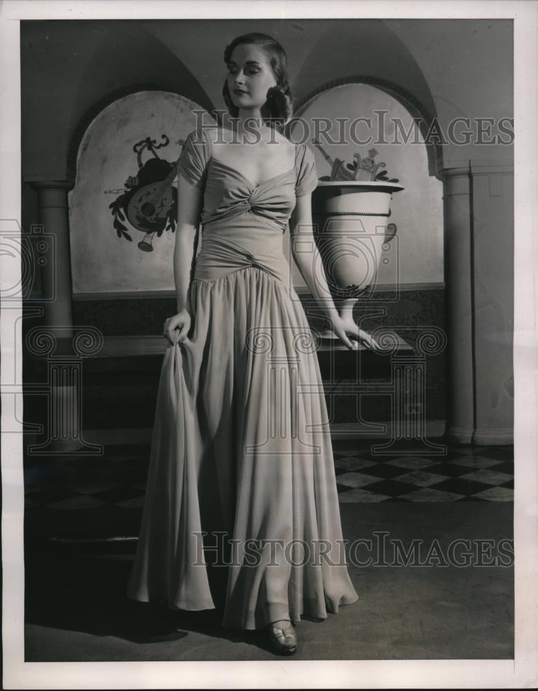1940 Press Photo Evening gown in pale blue jersey and chiffon