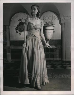 1940 Press Photo Evening gown in pale blue jersey and chiffon | eBay 1940 Press Photo Evening gown in pale blue jersey and chiffon | eBay